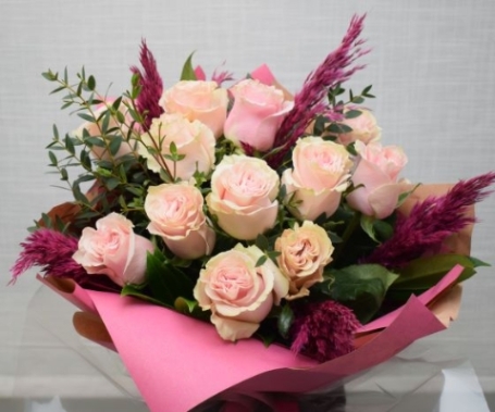 12 Pink Roses