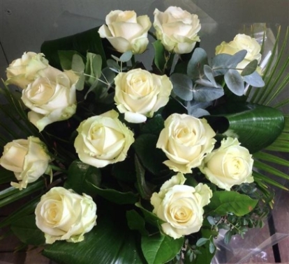 12 White Roses